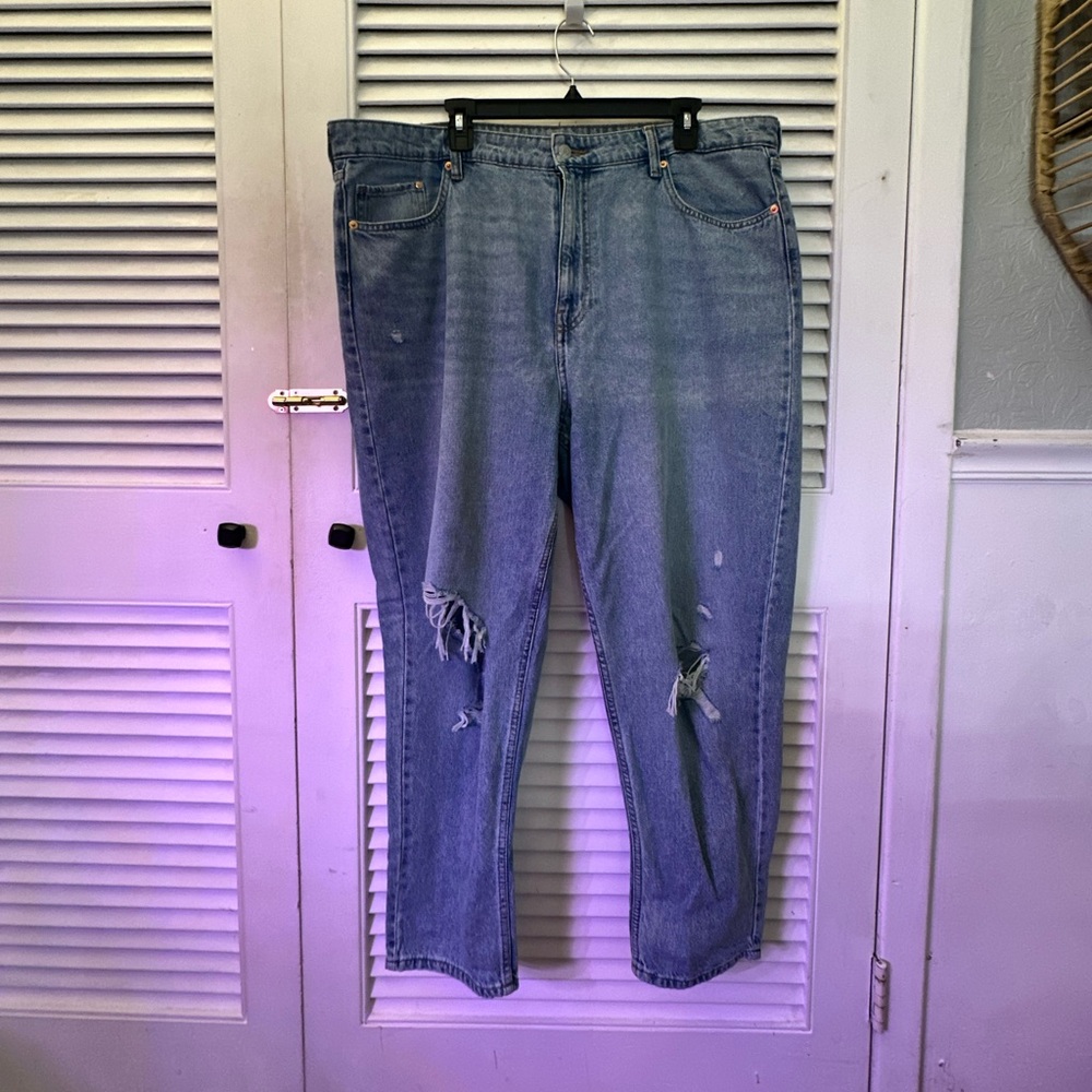 Distressed Loose Mom Jeans